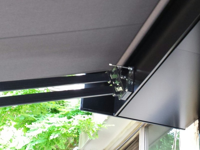 Motorised awining with double-arms @ Goody's burger house, Athens