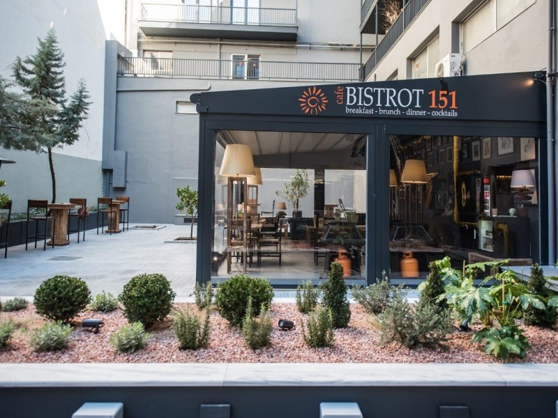 Motorised-roof pergola with side closings @ Bistrot 151, Thessaloniki 